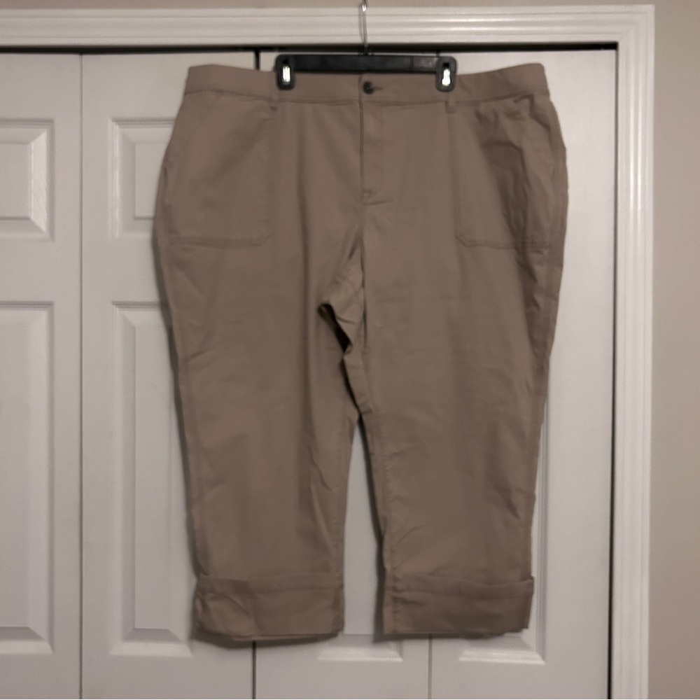 NWT Lane Bryant Khaki Tan Cropped Capri Pants Size 26